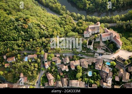 FRANCIA. TARN-ET-GARONNE (82) VEDUTA AEREA DEL VILLAGGIO DI BRUNIQUEL, VICINO AL FIUME AVEYRON Foto Stock