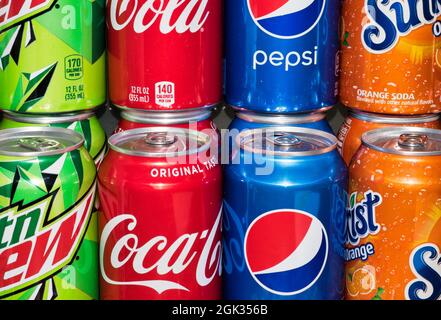 Houston, Texas USA 12-01-2019: Lattine di soda gassate assortite non aperte in vari gusti impilate insieme. Coca Cola, Mountain Dew, Sunkist e Pepsi. Foto Stock