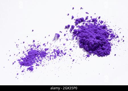 Primo piano di una porzione di pigmento viola isolato su bianco nella vista laterale. Il pigmento sarà mescolato con olio di lino per fare vernice di olio Foto Stock