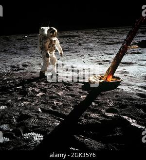 (20 luglio 1969) --- Astronauta Edwin E. Aldrin Jr., pilota a modulo lunare, cammina sulla superficie della luna vicino ad una gamba del modulo lunare durante l'attività extraveicolare Apollo 11 (EVA). L'astronauta Neil A. Armstrong, comandante Apollo 11, ha scattato questa foto con una telecamera lunare da 70 mm. Le bootprint degli astronauti sono chiaramente visibili in primo piano. Foto Stock