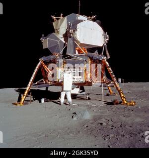 (20 luglio 1969) --- Astronauta Edwin E. Aldrin Jr., modulo pilota lunare, si prepara a distribuire il pacchetto Early Apollo Scientific Experiments (EASEP) durante l'attività extraveicolare della superficie lunare Apollo 11 (EVA). L'astronauta Neil A. Armstrong, comandante, ha scattato questa foto con una telecamera lunare da 70 mm. Durante il volo l'EASEP viene riposto nell'alloggiamento per apparecchiature scientifiche del modulo Lunar (LM) nel quadrante dell'anno sinistro della fase di discesa, guardando in avanti. L'aldrin rimuove l'EASEP dalla posizione di stivaggio Foto Stock