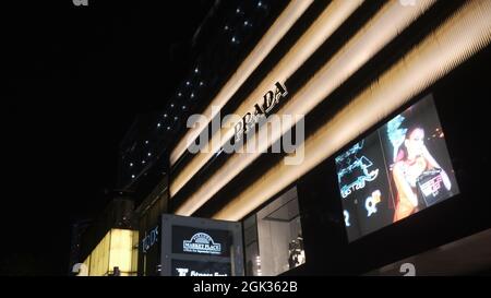 Prada su Orchard Road Singapore di notte Foto Stock