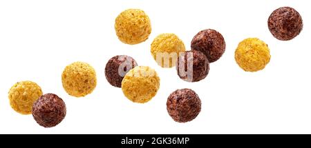 Polpette di mais al cioccolato in caduta isolate su sfondo bianco Foto Stock