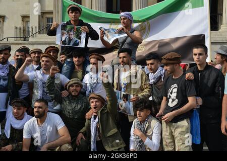 Un gruppo di uomini afghani a Trafalgar Square ha dimostrato il loro sostegno al leader delle forze di resistenza Panjshir Ahmad Massoud. Foto Stock