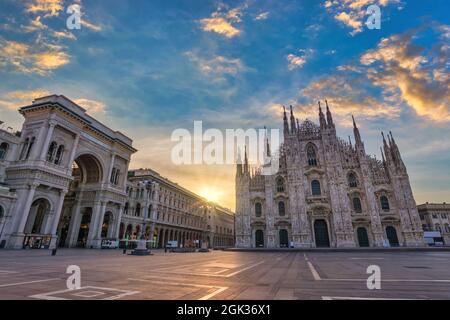 Milano Italia, l'alba dello skyline della città alla Cattedrale del Duomo di Milano non vuota nessuno Foto Stock