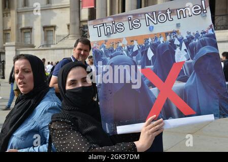 Un gruppo di donne afghane ha marciato da Trafalgar Square a Parliament Square per dimostrare il loro sostegno al leader delle forze di resistenza Panjshir Ahmad Massoud. Foto Stock