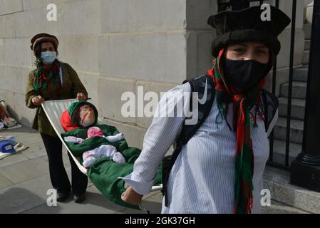 Un gruppo di uomini e donne afghani ha marciato da Trafalgar Square a Parliament Square per dimostrare il loro sostegno al leader delle forze di resistenza Panjshir Ahmad Massoud. Foto Stock