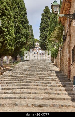 Pittoresche scale in pietra a Pollensa, calvario. Villaggio tradizionale di Maiorca. Spagna Foto Stock