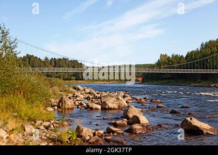 Umea, Norrland Svezia - 14 agosto 2019: Ponte sospeso sul fiume Ume Foto Stock