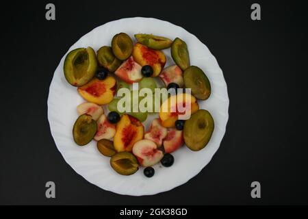 Nahaufnahme Weißer Teller mit Bio Obst Foto Stock