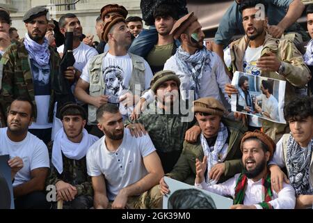 Un gruppo di uomini afghani si è riunito a Trafalgar Square per dimostrare il loro sostegno al leader delle forze di resistenza Panjshir Ahmad Massoud. Foto Stock