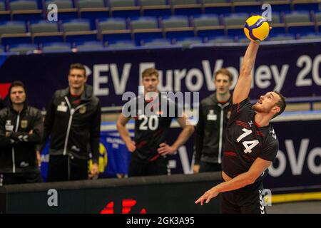 Ostrava, Repubblica Ceca. 12 settembre 2021. Moritz Karlitzek di Germania in azione durante la partita maschile del campionato europeo di pallavolo Germania contro Bulgaria 3-1 (14, -18, 19, 22) a Ostrava, Repubblica Ceca, Settembre 12, 2021. Credit: Vladimir Prycek/CTK Photo/Alamy Live News Foto Stock