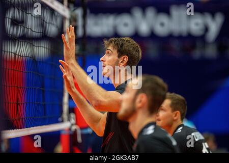 Ostrava, Repubblica Ceca. 12 settembre 2021. Da sinistra Tobias Krick di Germania in azione durante la partita maschile di pallavolo europeo Germania contro Bulgaria 3-1 (14, -18, 19, 22) a Ostrava, Repubblica Ceca, Settembre 12, 2021. Credit: Vladimir Prycek/CTK Photo/Alamy Live News Foto Stock