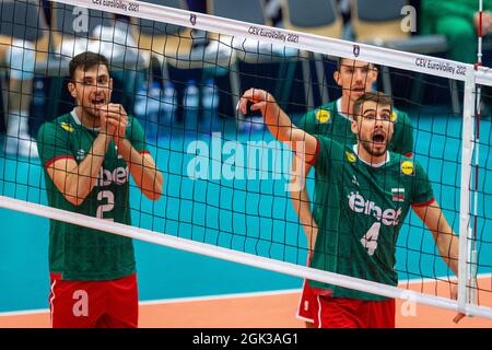 Ostrava, Repubblica Ceca. 12 settembre 2021. Da sinistra Stefan Chavdarov, Martin Atanasov della Bulgaria in azione durante la partita maschile di pallavolo Europa Championship Germania contro Bulgaria 3-1 (14, -18, 19, 22) a Ostrava, Repubblica Ceca, Settembre 12, 2021. Credit: Vladimir Prycek/CTK Photo/Alamy Live News Foto Stock