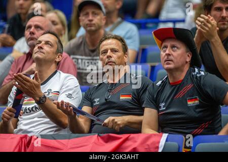 Ostrava, Repubblica Ceca. 12 settembre 2021. I tifosi della Germania in azione durante il campionato europeo di pallavolo maschile partita Germania contro Bulgaria 3-1 (14, -18, 19, 22) a Ostrava, Repubblica Ceca, Settembre 12, 2021. Credit: Vladimir Prycek/CTK Photo/Alamy Live News Foto Stock