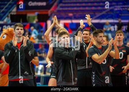 Ostrava, Repubblica Ceca. 12 settembre 2021. I giocatori di pallavolo della Germania festeggiano la vittoria dopo la partita maschile del campionato europeo di pallavolo Germania contro Bulgaria 3-1 (14, -18, 19, 22) a Ostrava, Repubblica Ceca, Settembre 12, 2021. Credit: Vladimir Prycek/CTK Photo/Alamy Live News Foto Stock