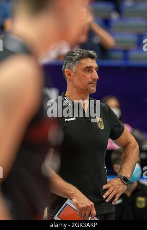 Ostrava, Repubblica Ceca. 12 settembre 2021. Allenatore di Germania Andrea Giani in azione durante la partita maschile di pallavolo in Europa Germania contro Bulgaria 3-1 (14, -18, 19, 22) a Ostrava, Repubblica Ceca, Settembre 12, 2021. Credit: Vladimir Prycek/CTK Photo/Alamy Live News Foto Stock