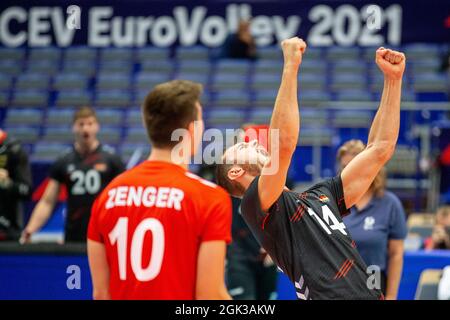 Ostrava, Repubblica Ceca. 12 settembre 2021. Da sinistra Julian Zenger, Moritz Karlitzek, entrambi in azione in Germania durante la partita maschile di pallavolo Europa Championship Germania contro Bulgaria 3-1 (14, -18, 19, 22) a Ostrava, Repubblica Ceca, Settembre 12, 2021. Credit: Vladimir Prycek/CTK Photo/Alamy Live News Foto Stock