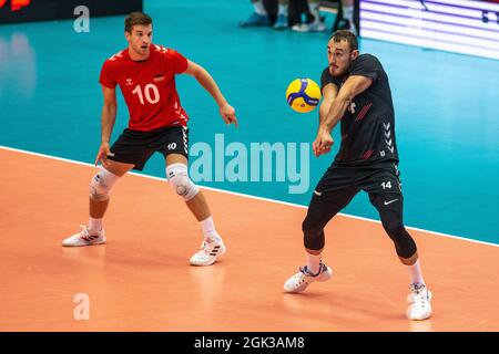 Ostrava, Repubblica Ceca. 12 settembre 2021. Da sinistra Julian Zenger e Moritz Karlitzek (entrambi di GER) in azione durante la partita maschile di pallavolo Europa Campionato Germania contro Bulgaria 3-1 (14, -18, 19, 22) a Ostrava, Repubblica Ceca, Settembre 12, 2021. Credit: Vladimir Prycek/CTK Photo/Alamy Live News Foto Stock