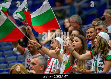 Ostrava, Repubblica Ceca. 12 settembre 2021. I tifosi della Bulgaria in azione durante il campionato europeo di pallavolo maschile partita Germania contro Bulgaria 3-1 (14, -18, 19, 22) a Ostrava, Repubblica Ceca, Settembre 12, 2021. Credit: Vladimir Prycek/CTK Photo/Alamy Live News Foto Stock