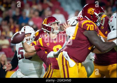 Il quarterback dei Trojans della California meridionale Kedon Slovis (9) sembra lanciare un pass durante una partita di calcio NCAA contro lo Stanford Cardinal. Il Cardinale Foto Stock