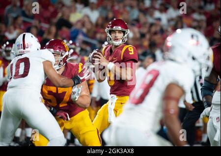 Il quarterback dei Trojans della California meridionale Kedon Slovis (9) sembra lanciare un pass durante una partita di calcio NCAA contro lo Stanford Cardinal. Il Cardinale Foto Stock