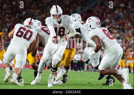 Stanford Cardinal quarterback Tanner McKee (18) passa alla corsa indietro Nathaniel Peat (8) durante una partita di calcio NCAA contro la California del Sud Foto Stock