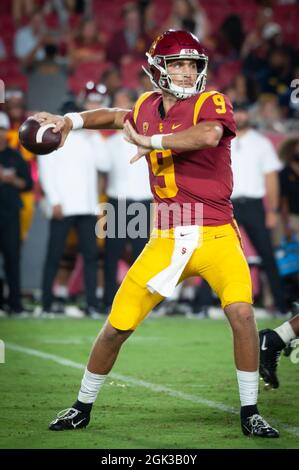 Il quarterback dei Trojans della California meridionale Kedon Slovis (9) si prepara a lanciare un pass durante una partita di calcio NCAA contro lo Stanford Cardinal. Il Cardinale Foto Stock