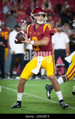 Il quarterback dei Trojans della California meridionale Kedon Slovis (9) si prepara a lanciare un pass durante una partita di calcio NCAA contro lo Stanford Cardinal. Il Cardinale Foto Stock