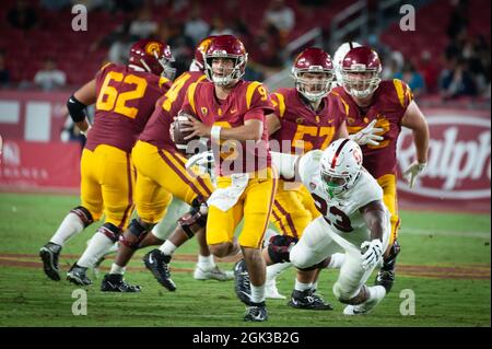 Il quartback dei Trojans della California meridionale Kedon Slovis (9) si esaurisce durante una partita di calcio NCAA contro lo Stanford Cardinal. La Cardina Foto Stock