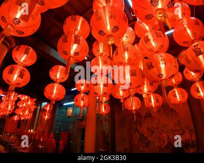 lanterne rosse nei santuari, che desiderano buona fortuna, la cultura asiatica Foto Stock