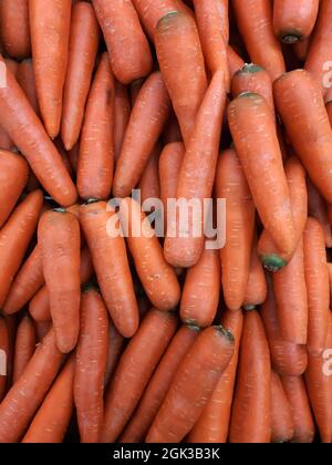 Carote poste su un vassoio nel mercato, carote inviate dal giardino ai consumatori, immagini di sfondo Foto Stock