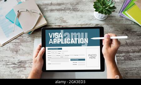 Modulo di richiesta di visto online su schermo. Permesso di visita del paese. Foto Stock