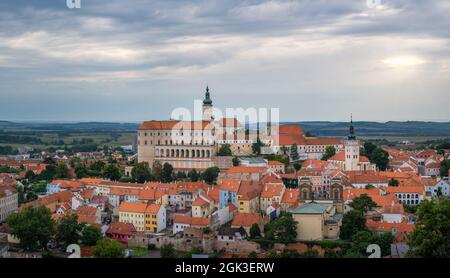 Splendida vista sulla città di Mikulov e sul castello di Mikulov a Morava, Repubblica Ceca Foto Stock