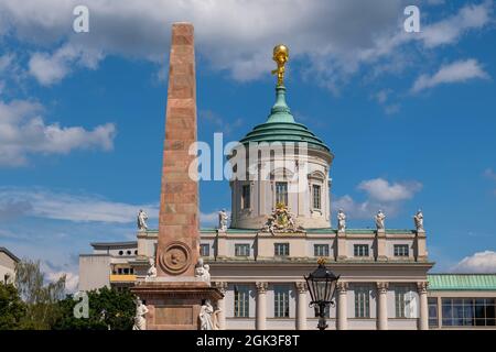 Germania, città di Potsdam, il Vecchio Municipio (Altes Rathaus) e Obelisco dal 1755 in piazza Alter Markt. Foto Stock