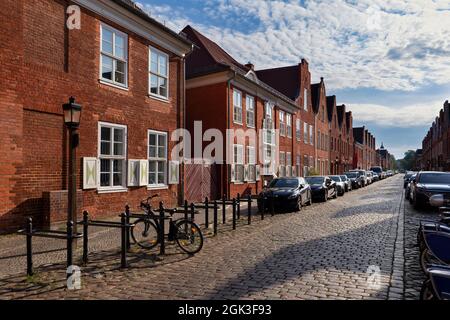 Città di Potsdam in Germania, tradizionali case in mattoni rossi lungo la strada acciottolata della città nel quartiere olandese, punto di riferimento della città. Foto Stock