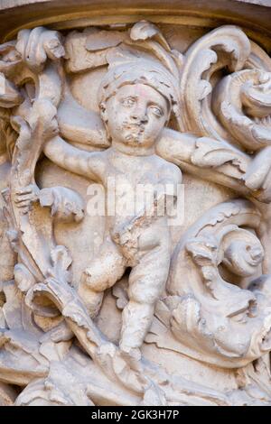 Verticale girato al dettaglio sulle mura della Cattedrale di Santa Maria di Astorga in Spagna Foto Stock