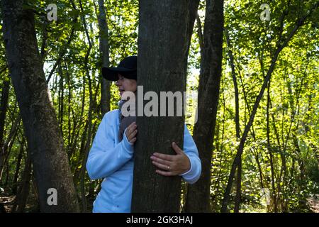 Giovane donna che esplora una foresta Foto Stock