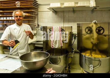 Produzione di panettone nella Pasticceria Marnin di Locarno, Svizzera. Circolo di Locarno, Svizzera Foto Stock