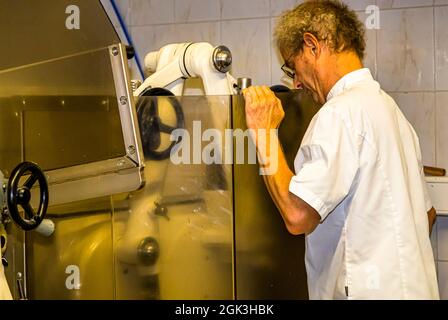 Produzione di panettone nella Pasticceria Marnin di Locarno, Svizzera. Circolo di Locarno, Svizzera Foto Stock