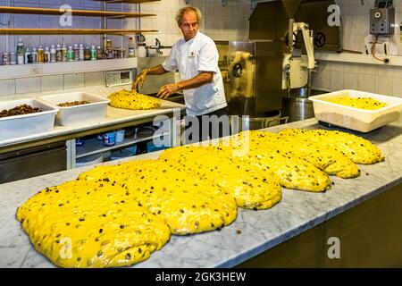 Produzione di panettone nella Pasticceria Marnin di Locarno, Svizzera. Circolo di Locarno, Svizzera Foto Stock