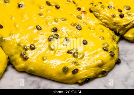 Produzione di panettone nella Pasticceria Marnin di Locarno, Svizzera. Circolo di Locarno, Svizzera Foto Stock