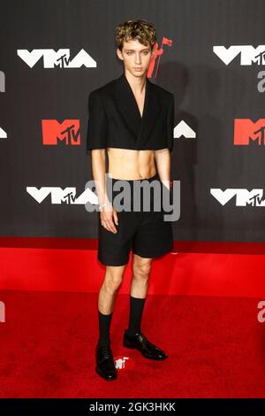 New York, Stati Uniti. 12 settembre 2021. Troye Sivan partecipa ai 2021 MTV Video Music Awards, VMA, presso il Barclays Center di Brooklyn, New York, USA, il 12 settembre 2021. Credit: dpa/Alamy Live News Foto Stock