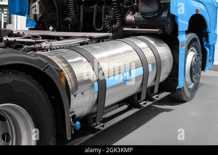 Un semirimorchio a celle a combustibile a idrogeno con bombola a gas H2 a bordo. Concetto di veicolo commerciale ecologico Foto Stock