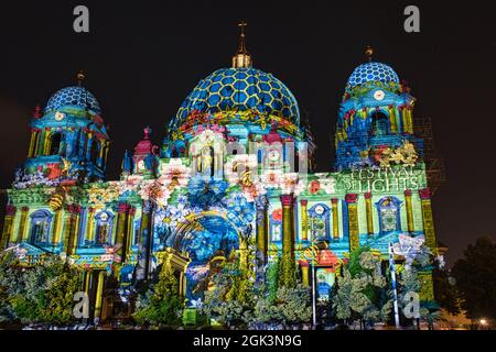 festival delle luci 2021, qui si illuminerà la Cattedrale di Berlino. Un evento della classe extra. Attrae molti spettatori dentro. Foto Stock