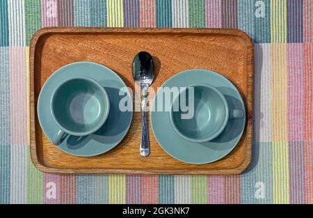 Due tazze di caffè turchese su un vassoio di legno Foto Stock
