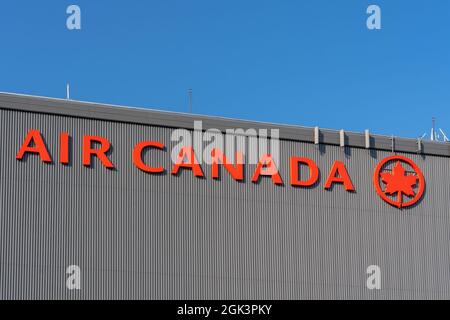 Montreal, QC, Canada - 4 settembre 2021: Firma Air Canada presso la loro sede centrale a Montreal, QC, Canada. Foto Stock