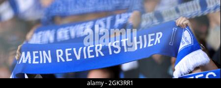 Città di Bochum, Germania. 12 settembre 2021. Primo: 12.09.2021, Fuvuball, 1° Bundesliga, stagione 2021/2022, VFL Bochum - Hertha BSC Berlin 1: 3 Fans Bochum, sciarpe Credit: dpa/Alamy Live News Foto Stock