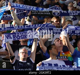 Città di Bochum, Germania. 12 settembre 2021. Primo: 12.09.2021, Fuvuball, 1° Bundesliga, stagione 2021/2022, VFL Bochum - Hertha BSC Berlin 1: 3 Fans Bochum, sciarpe Credit: dpa/Alamy Live News Foto Stock