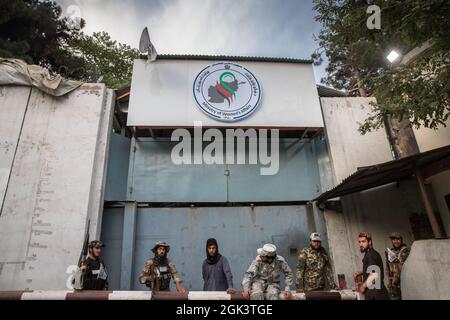 I talebani si trovano di fronte al Ministero per gli affari femminili, Kabul. Questo ministero mancava nella lista del nuovo governo talebano che è stato annunciato alcuni giorni fa. Kabul, Afghanistan, 11 settembre 2021. Foto di Oriane Zerah/ABACAPRESS.COM Foto Stock